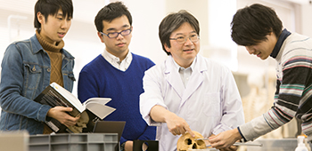 人骨の観察・計測方法の指導風景