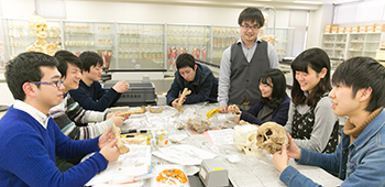 骨学のグループ学習風景