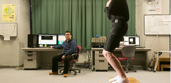 三次元動作解析装置による着地動作の計測風景