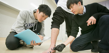 足部への反射マーカー貼付風景