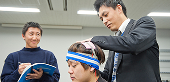 脳を電気で刺激する（経頭蓋電気刺激装置）