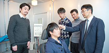 脳の神経活動を記録する（脳波計）